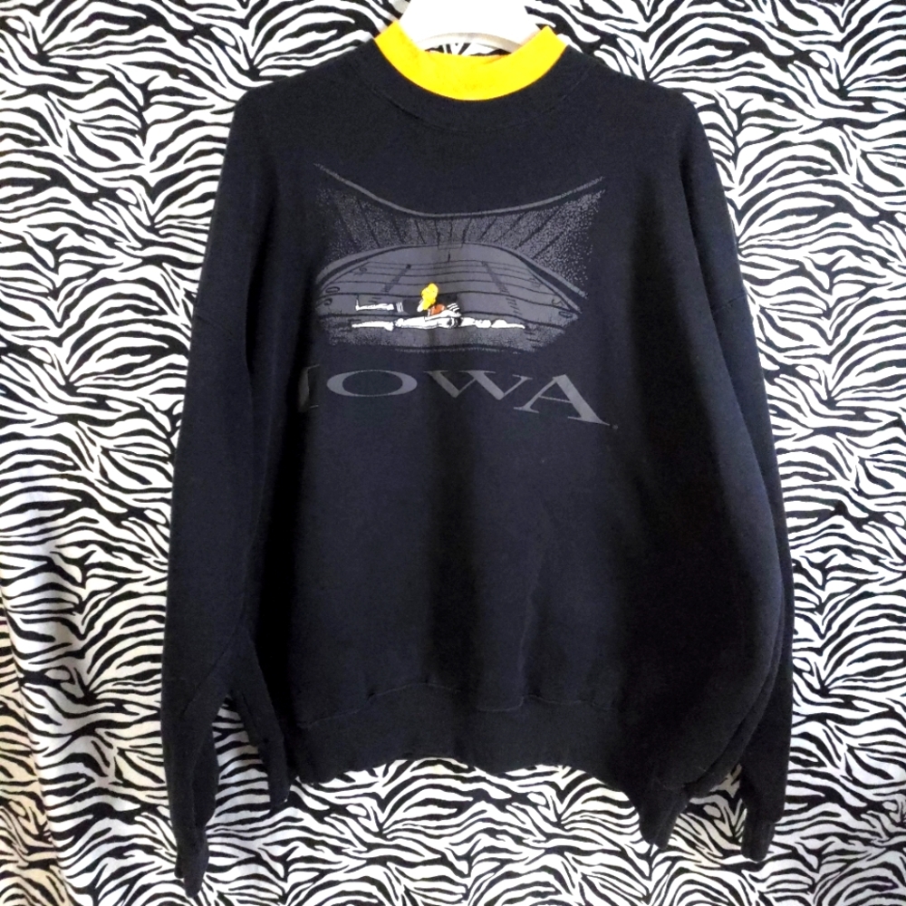 AUCNRL2 0205 Thrifted Mens 2X Dodger Iowa Hawkeyes Vintage 90s Sweatshirt DEN